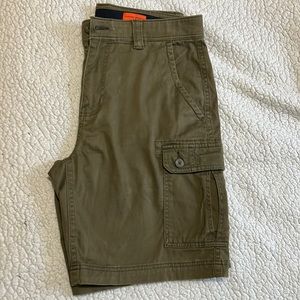 Pre Owned St John’s Bay Men’s Cargo Green short Size 34